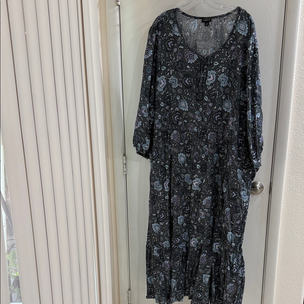 Torrid Flowy Gray Paisley V-Neck Dress Plus Size 6 EUC